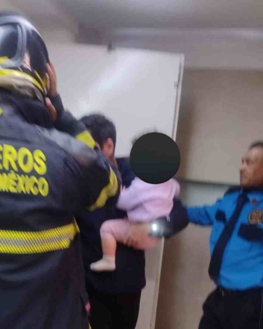 Rescatan a personas atrapadas en elevador de CDMX. Foto: Bomberos CDMX