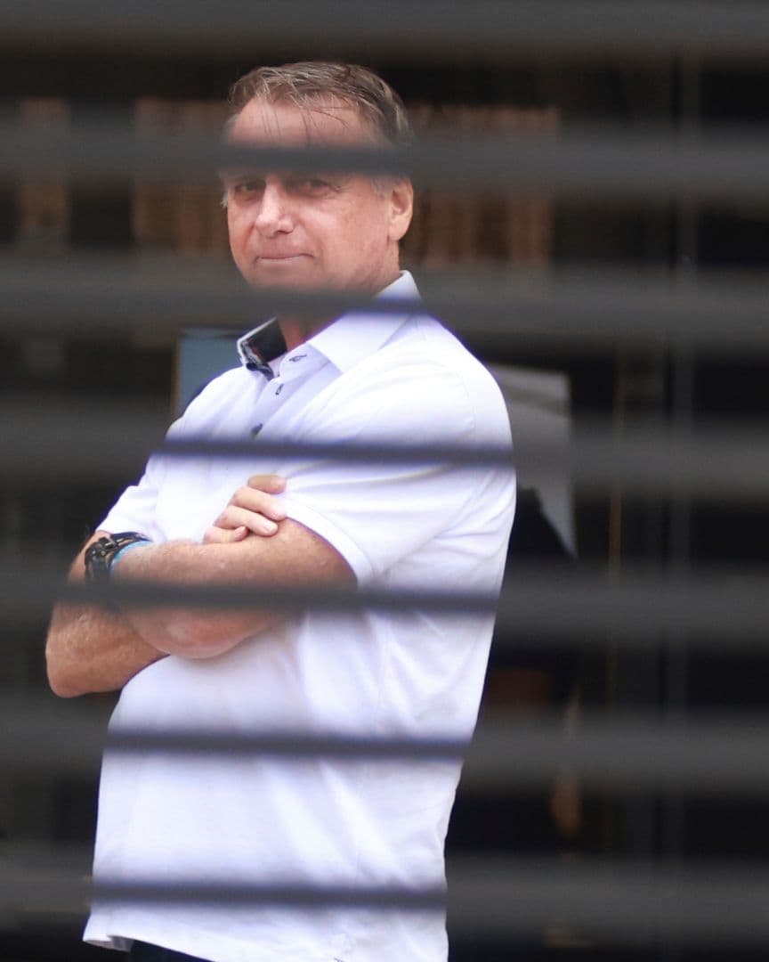 El expresidente brasileño Jair Bolsonaro mira a la cámara en su domicilio en Brasilia, Brasil.