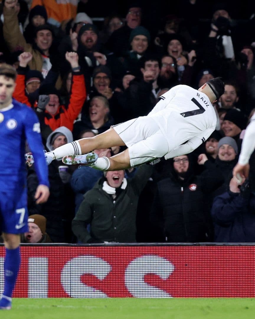 Raúl Jiménez corrió hasta el banderín de córner para realizar su peculiar festejo en el partido Fulham vs Chelsea.