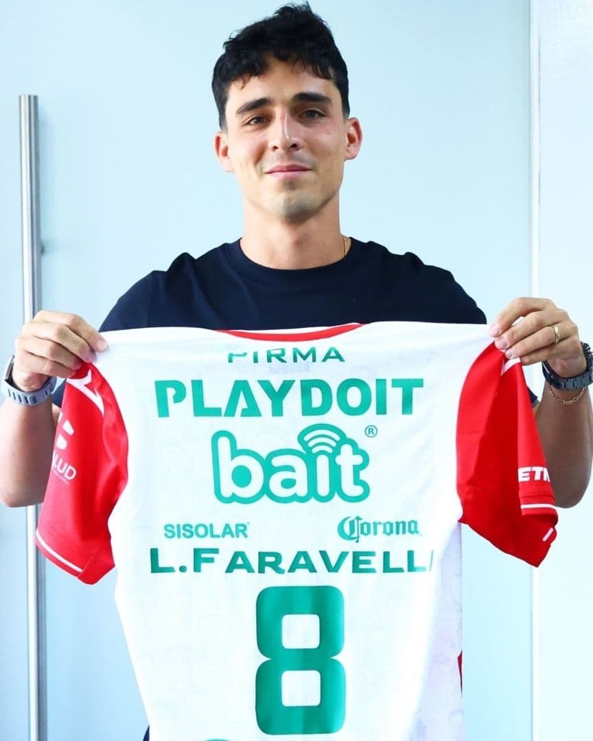 “Lolo” Faravelli estampó su firma que lo liga al Necaxa y posó con su nueva playera.