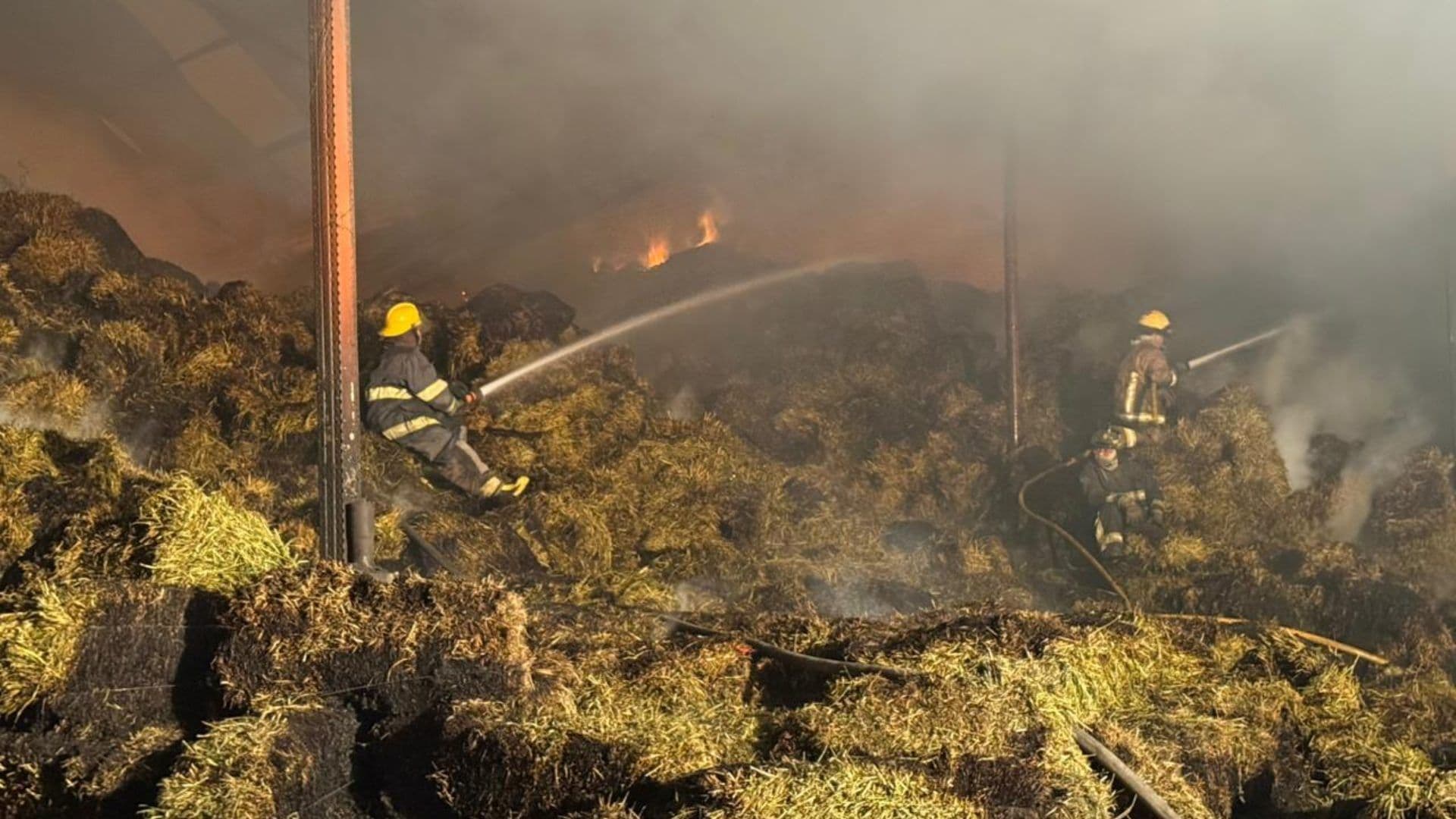 Suman Más de 4 Horas de Incendio en Bodega de Carretera Texcoco-Lechería, en Edomex