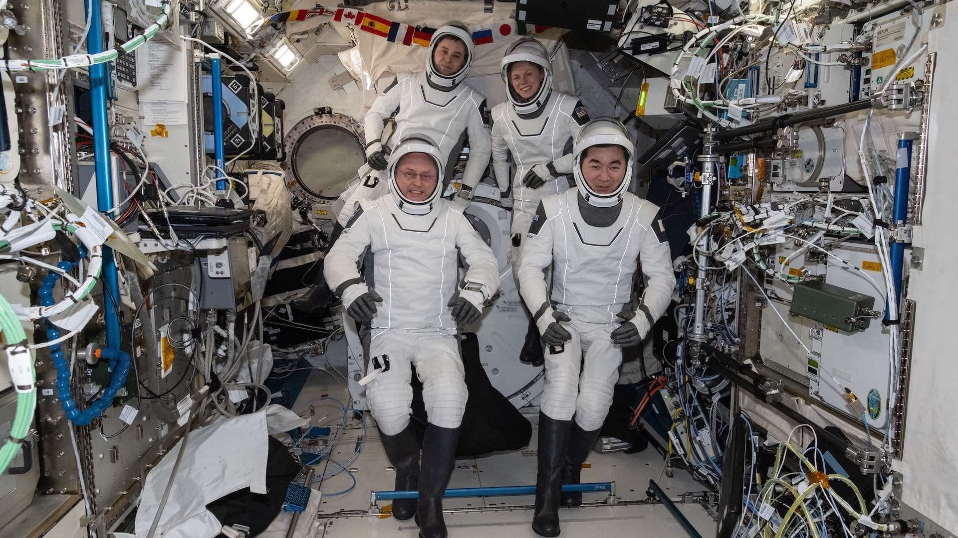Astronautas Evacuados por Situación Médica en la EEI Dan Conferencia Luego de Regresar a Tierra