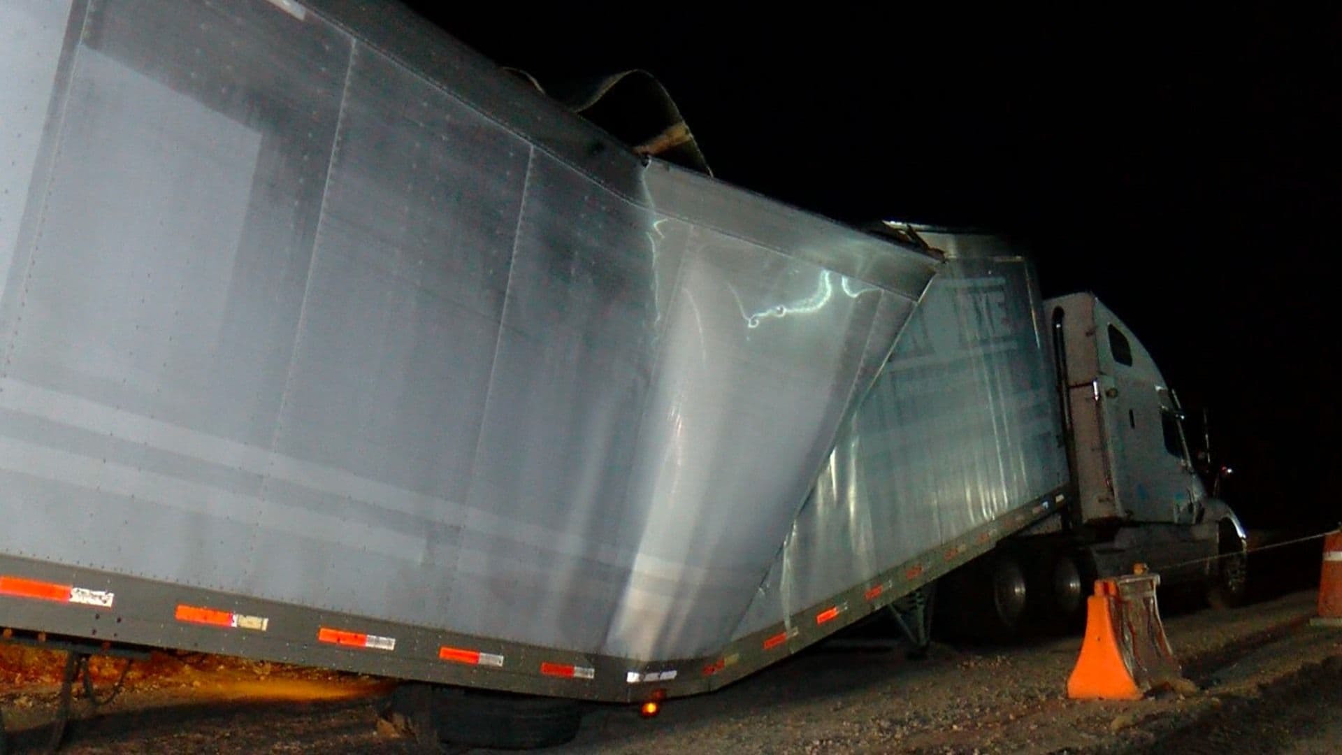 Tráiler Termina Partido a la Mitad en Periférico; Hay Caos Vehicular Hacia Carretera a Chapala