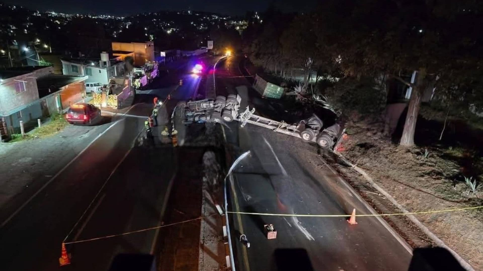 Muere Chofer por Volcadura de Tráiler en la Autopista Apizaco-Tlaxcala