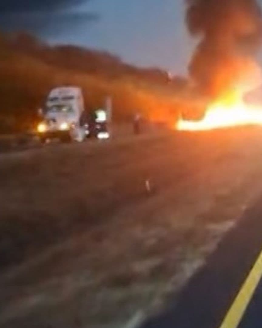 Mueren traileros calcinados en autopista de Jalisco