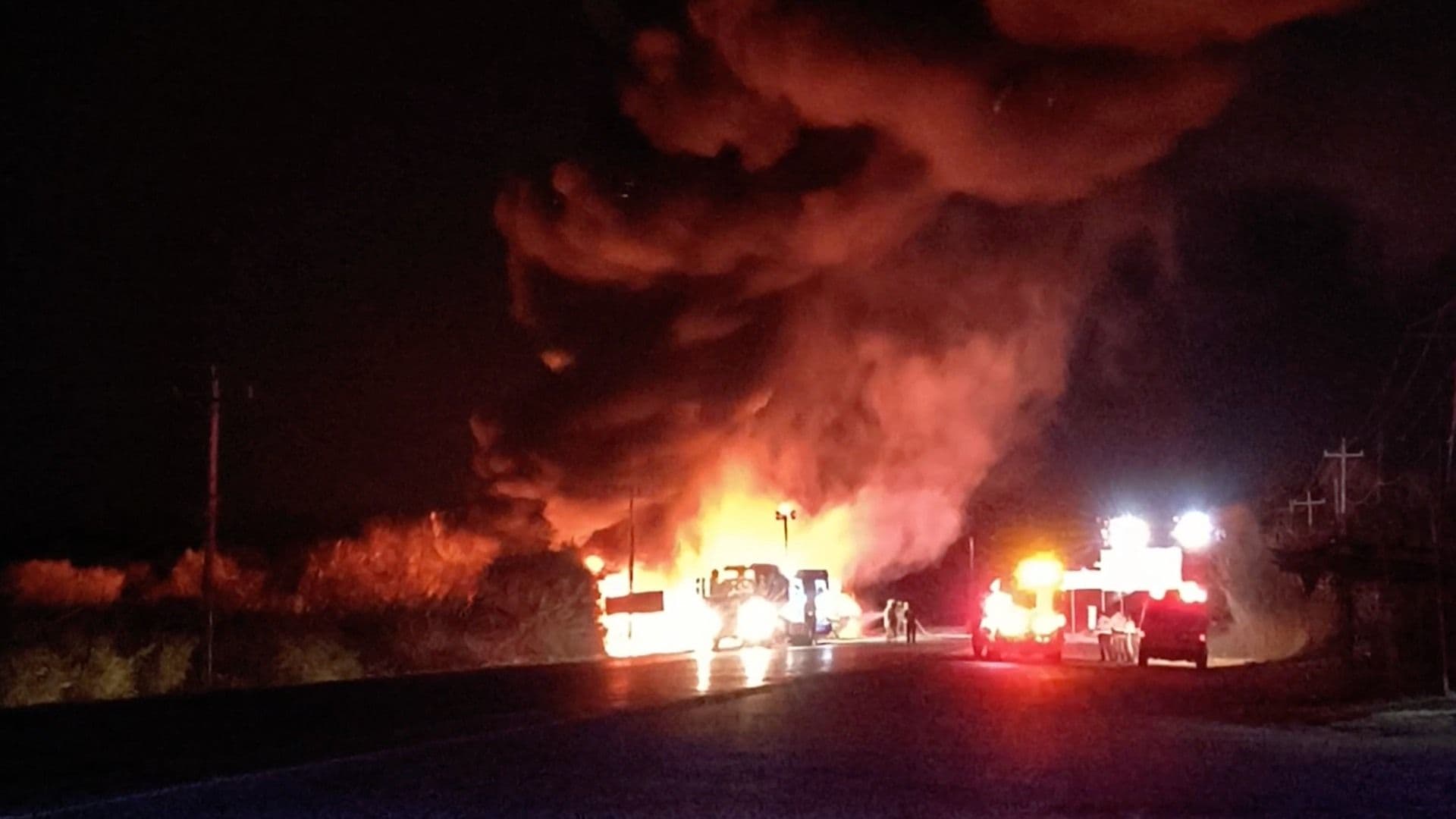 Vuelca y se Incendia Pipa Cargada con Combustible en Carretera Cadereyta-Allende, Nuevo León