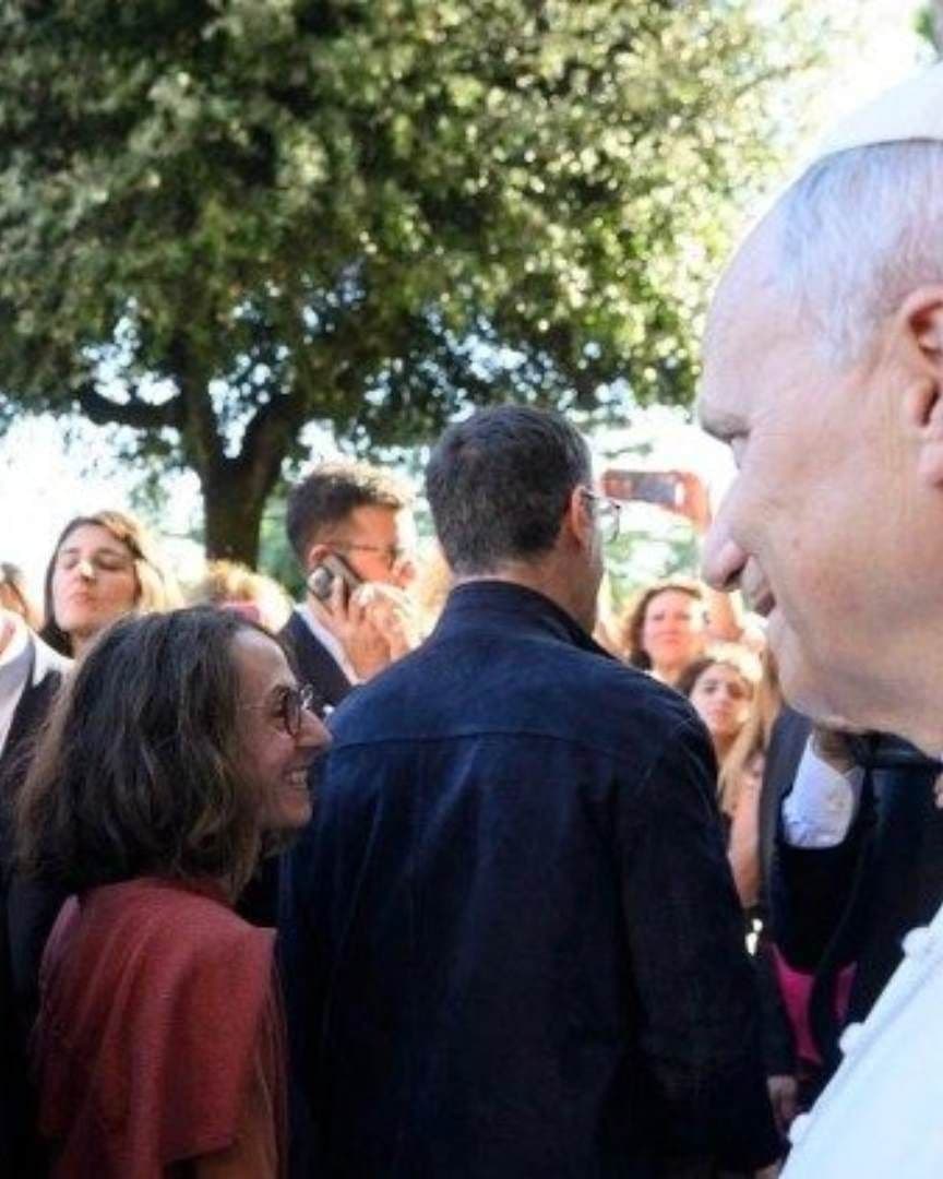 la monja croata Nina Benedikta Krapić saludando al papa León XIV en 2025.