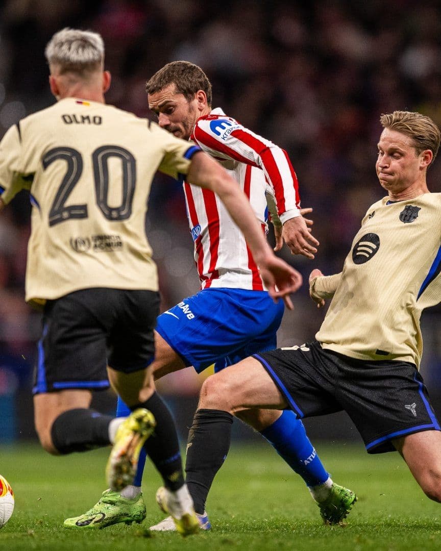 El colchonero Antoine Griezmann fue un dolor de cabeza para la zaga del Barcelona, vestida de beige.