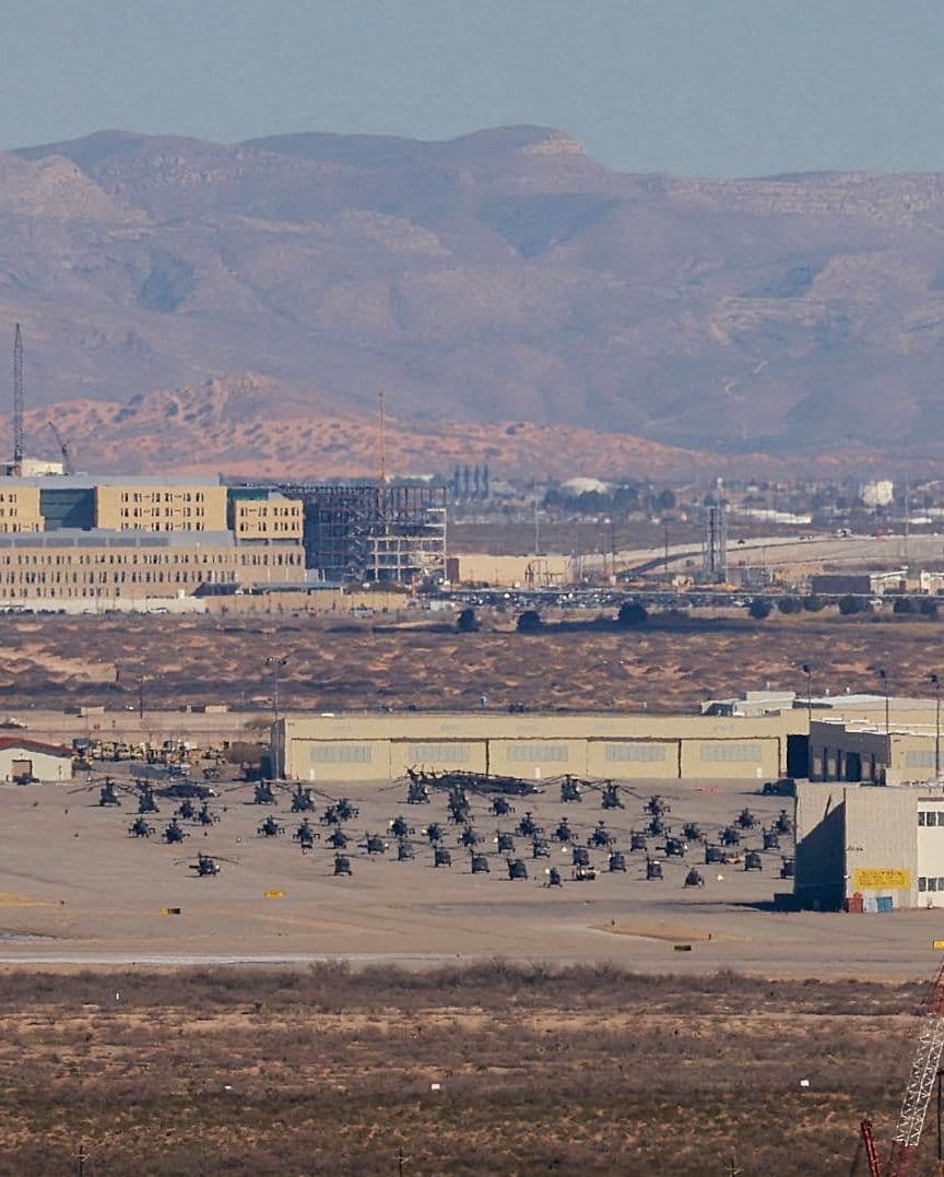 Helicópteros en la base aérea de Fort Bliss, después de que la FAA levantó cierre temporal del espacio aéreo sobre El Paso. Foto: Reuters
