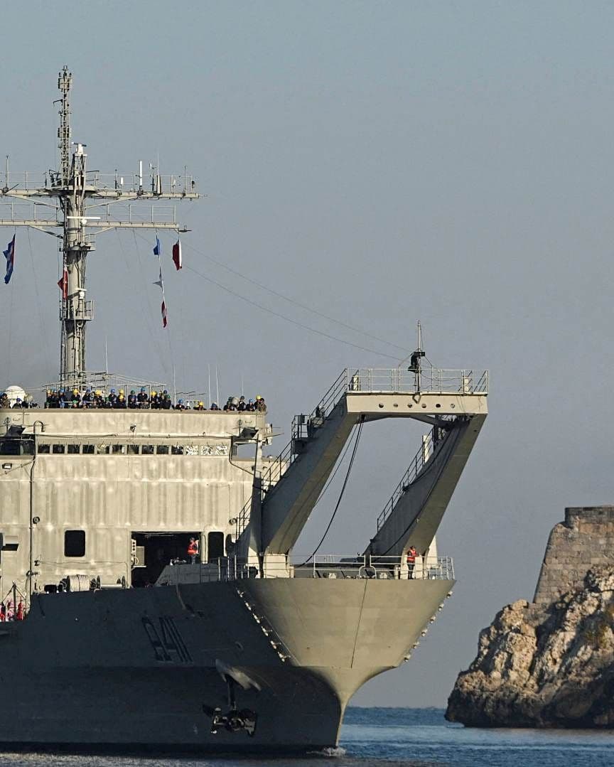 Buque de México cargado con ayuda humanitaria ingresa a la bahía de La Habana