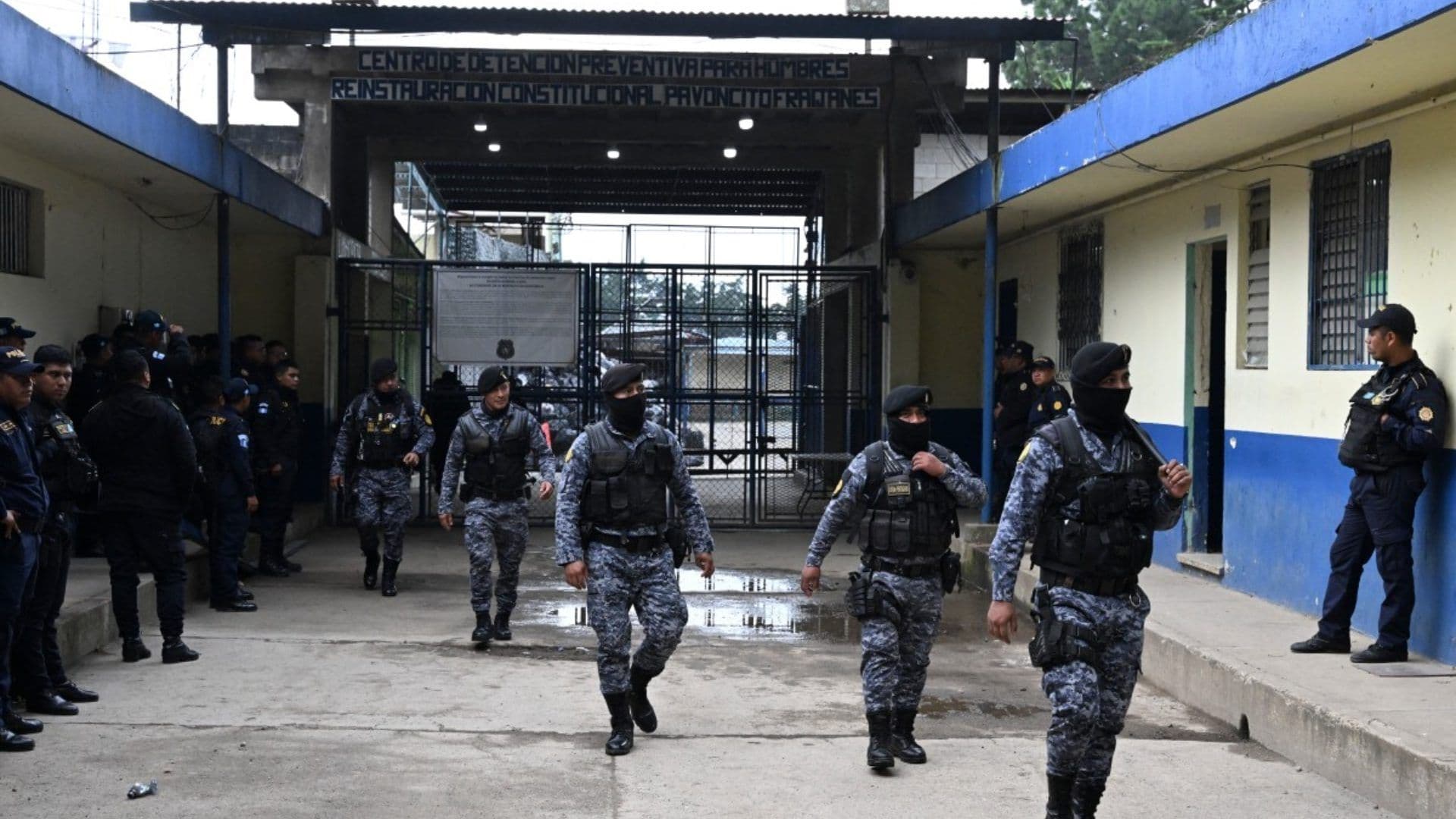 Pandilleros Se Amotinan y Toman Como Rehenes a Más de 40 Guardias en Cárceles de Guatemala