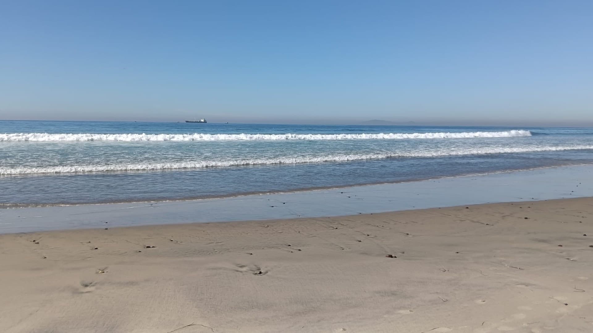 Joven Desaparece tras Ingresar al Mar en Playas de Rosarito; Continúa Búsqueda