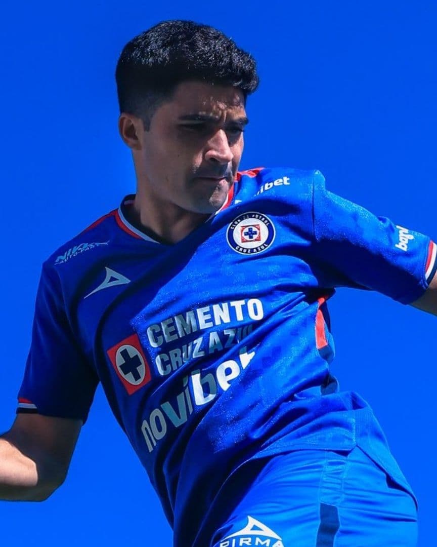 Nico Ibáñez ya se puso la playera celeste y posó para las cámaras como nuevo refuerzo de Cruz Azul en la Liga MX.