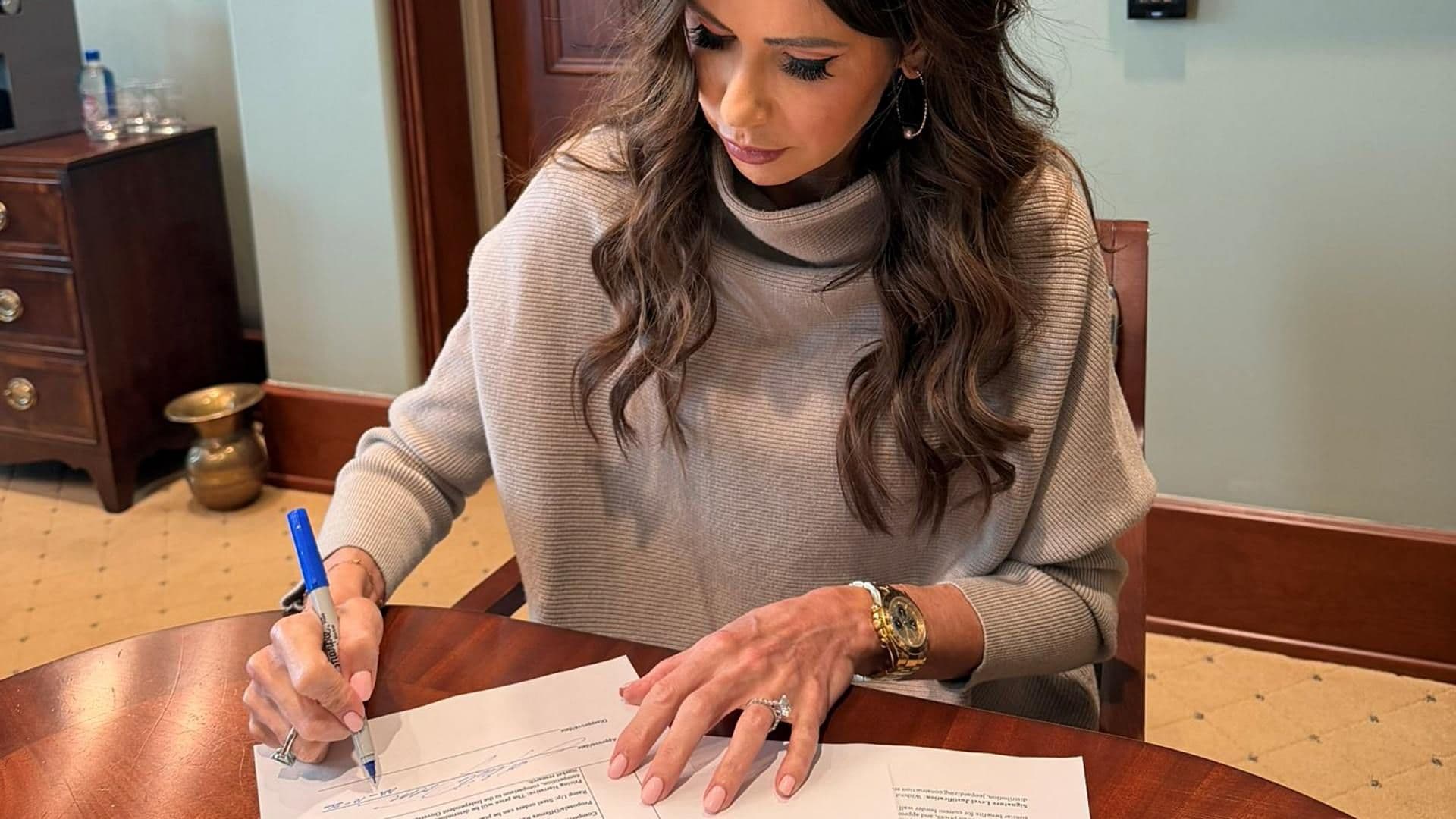 Kristi Noem Firma Contrato para Compra de Acero para Muro Fronterizo