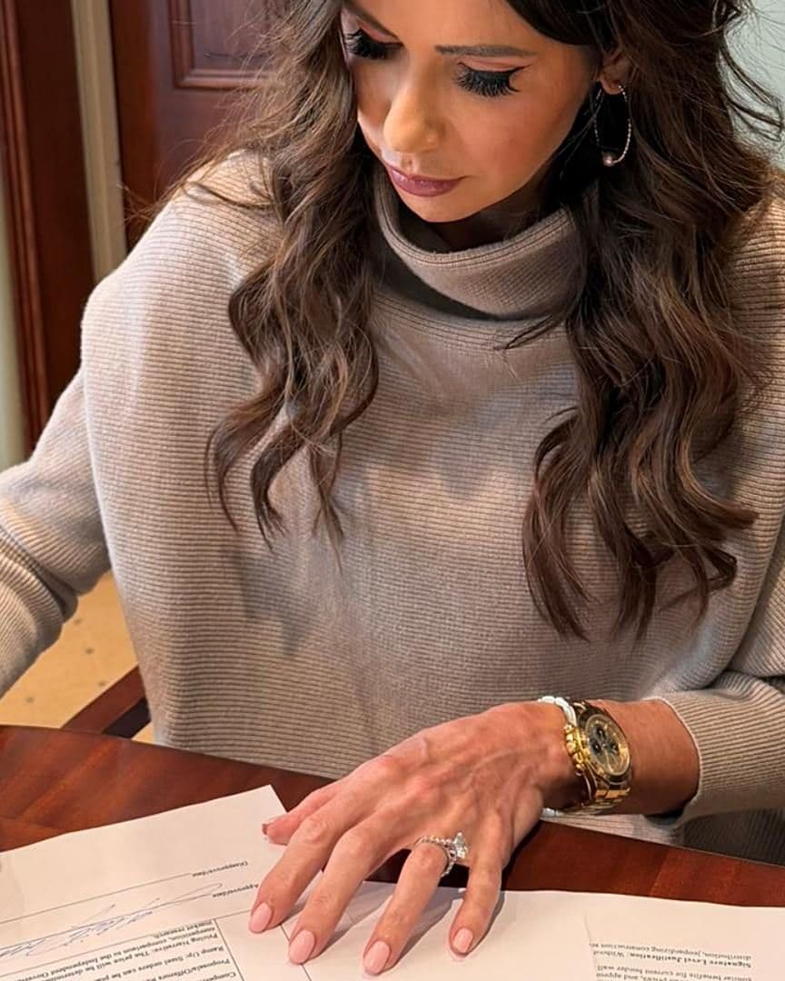 Noem firma contrato para la compra de acero