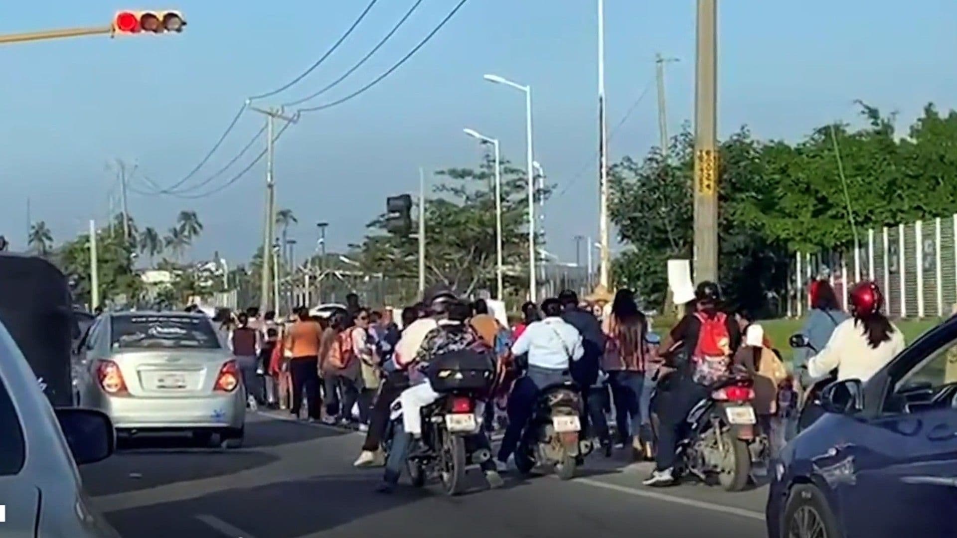 Exigen Padres de Familia Medidas para Salvaguardar Salud de sus Hijos por Refinería de Dos Bocas