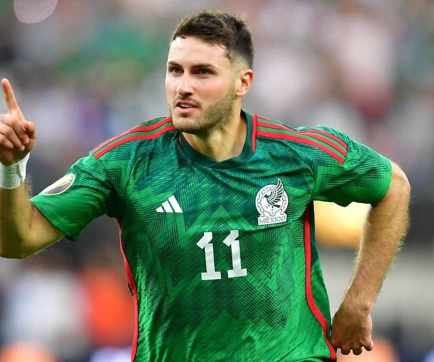 El futbolista mexicano Santiago Giménez confirmó la extensión de su contrato con el club Feyenoord de Róterdam hasta 2027