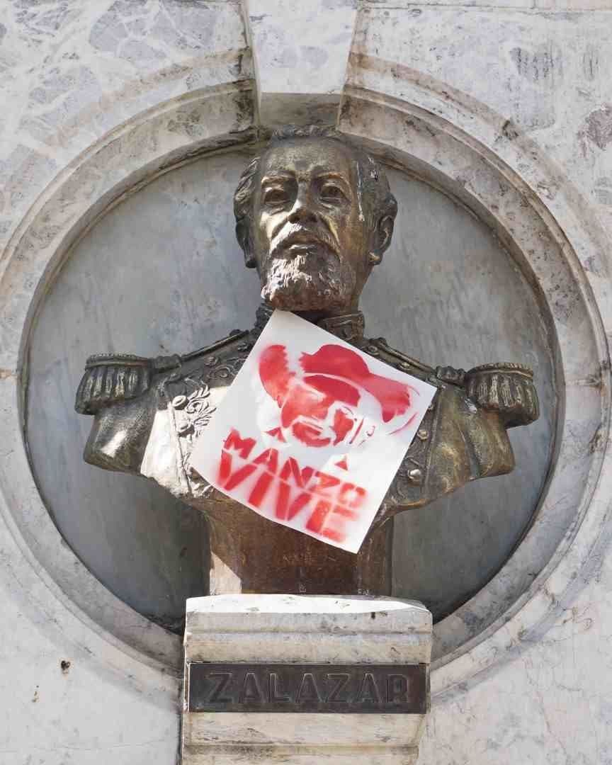 Cartel en recuerdo a Carlos Manzo pegado en monumento en Uruapan, Michoacán, en noviembre 2025. Foto: Cuartoscuro | Archivo