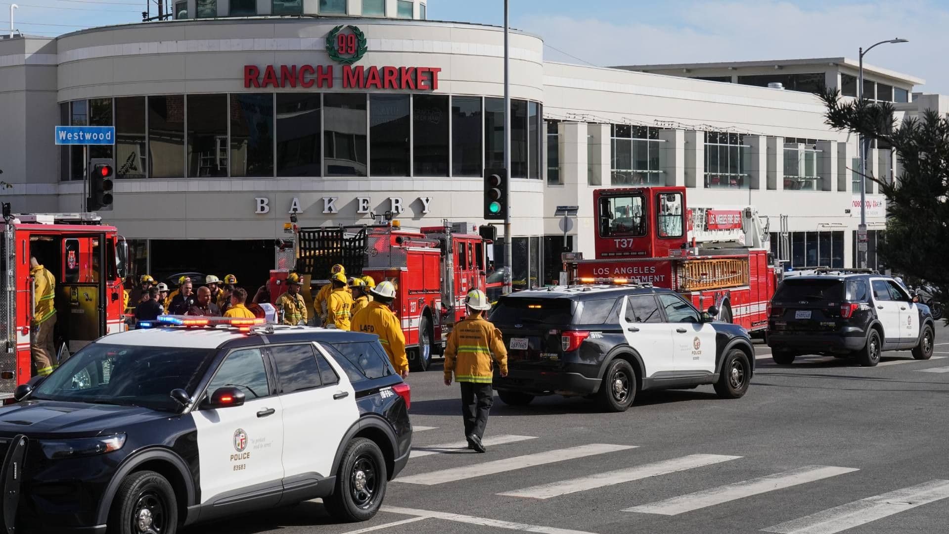 Mujer Pierde Control de su Auto y Choca contra Supermercado en Los Ángeles, EUA; Hay 3 Muertos