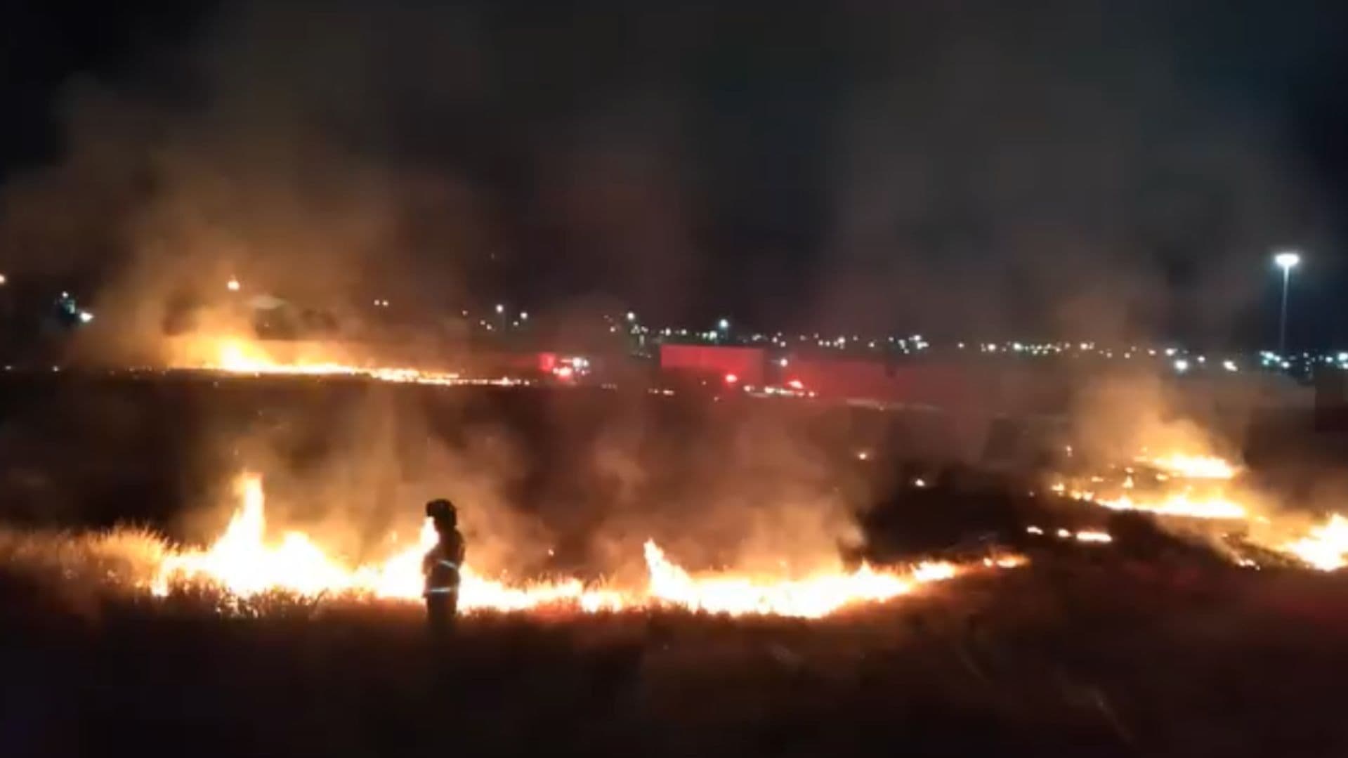 Moviliza Fuerte Incendio Cerca de Fábrica en Nuevo Laredo, Tamaulipas