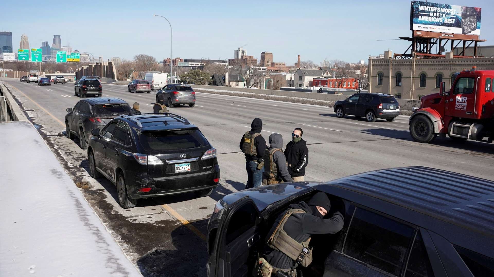 Zar de la Frontera Tom Homan Anuncia Retiro Inmediato de 700 Agentes Migratorios de Minneapolis