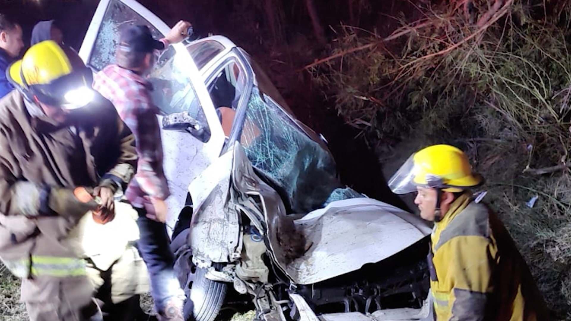 Volcadura en la Carretera Cadereyta-Allende Deja Conductor Atrapado Dentro de Auto