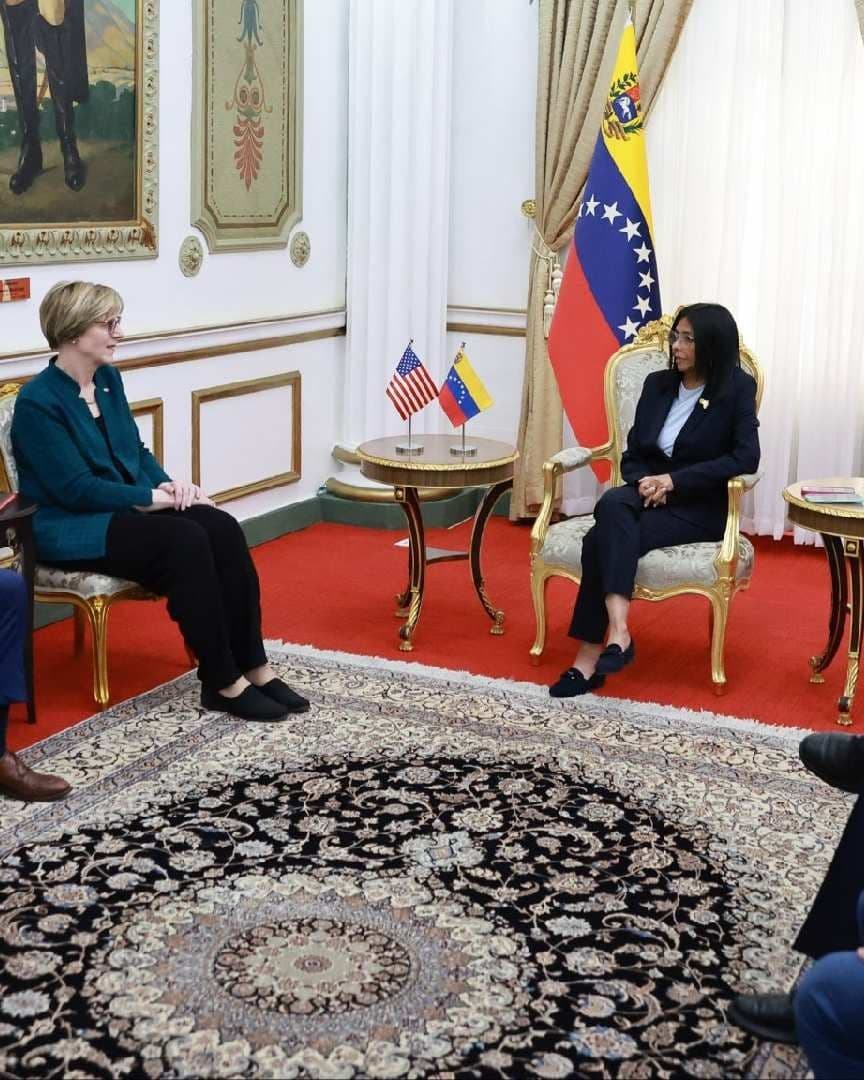 Delcy Rodríguez recibe a misión diplomática de Estados Unidos en Caracas