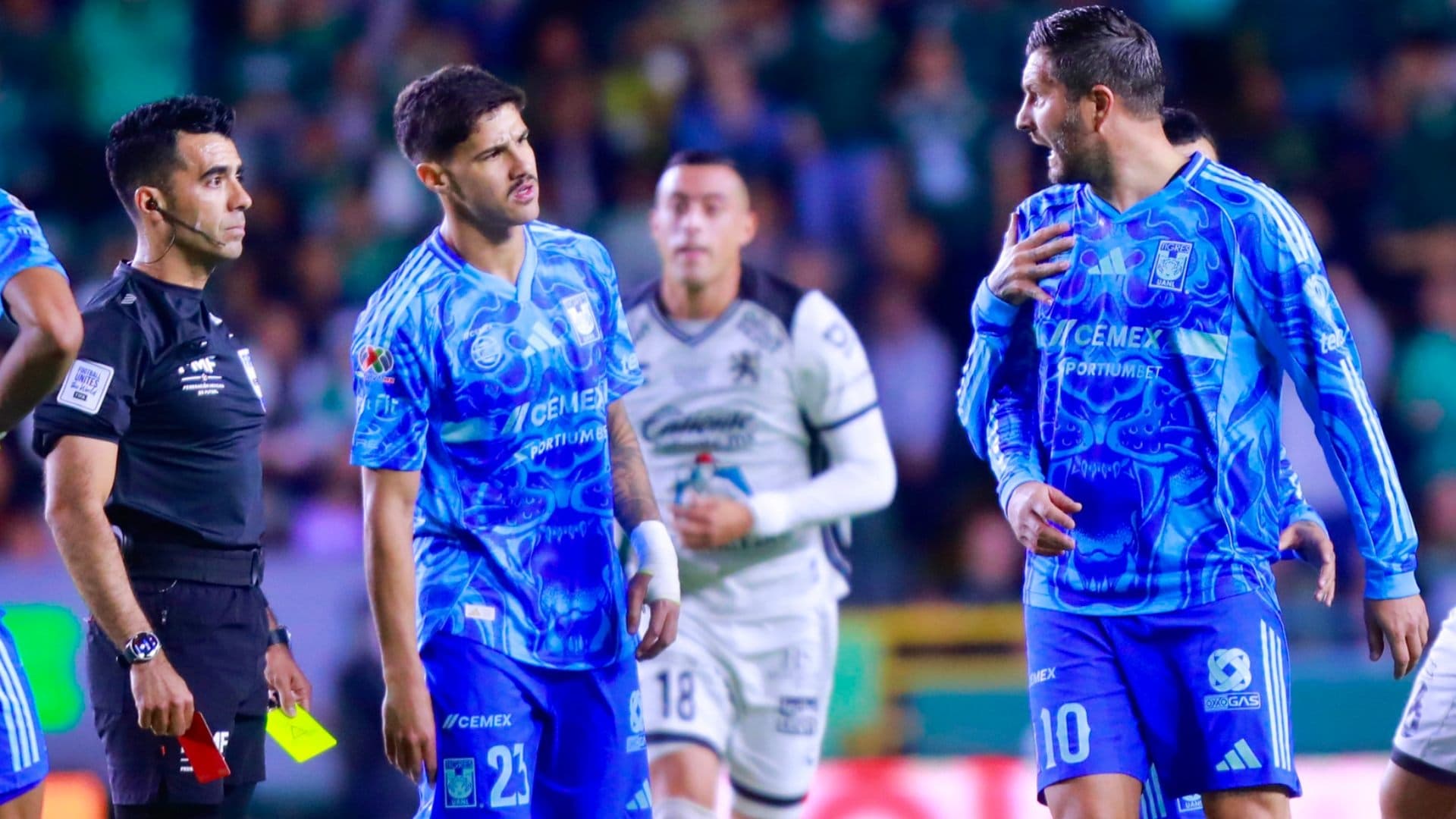 Gignac Ve la Roja en León vs Tigres, la Primera Expulsión de Su Carrera