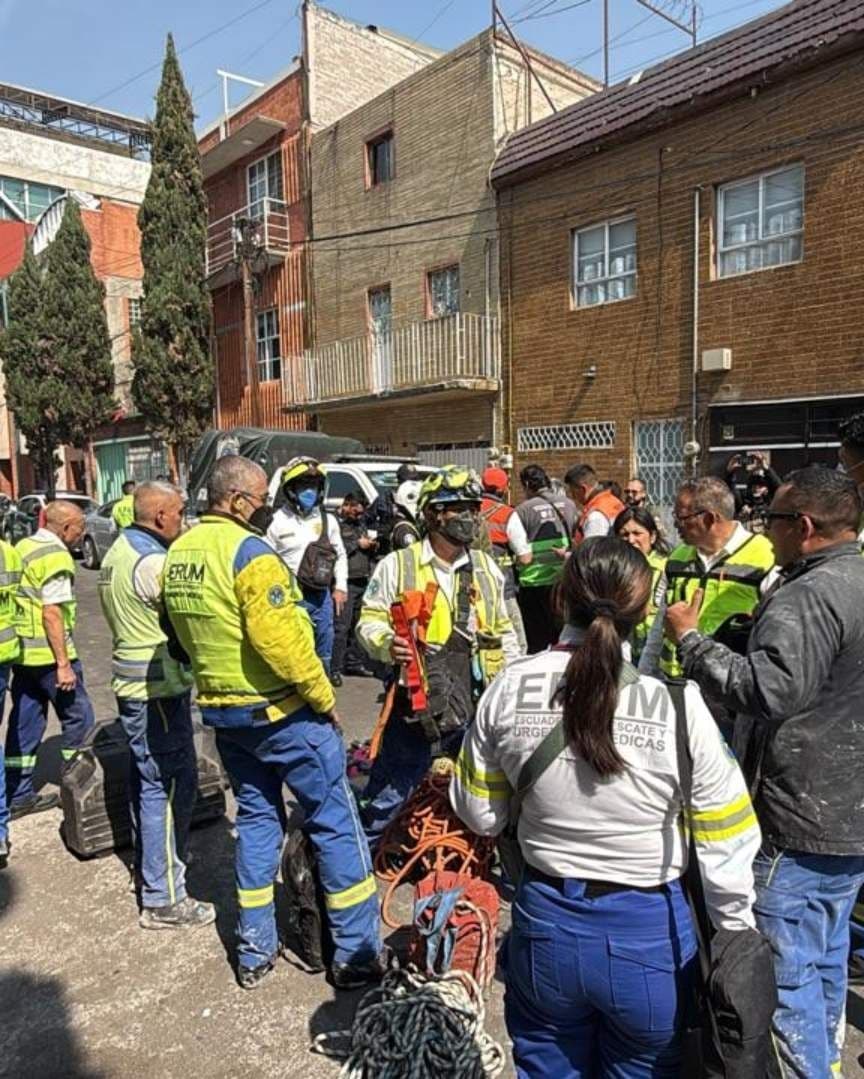 Personas junto a elementos de emergencias.