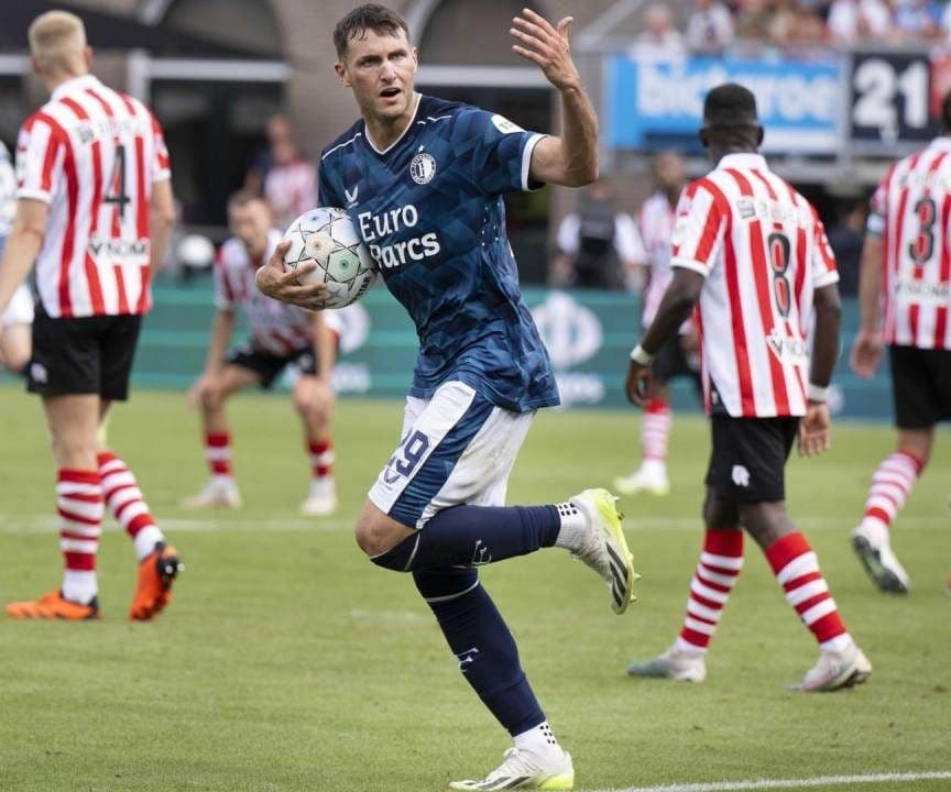 Santiago Giménez marca su primer gol de la temporada 2023-24 con el Feyenoord