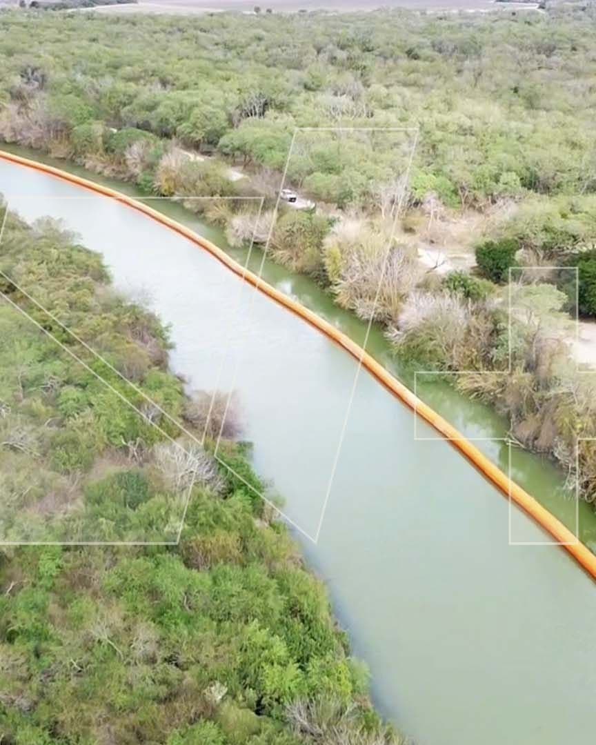 Así se Ve la Instalación de Boyas en el Río Bravo Entre Matamoros y Brownsville