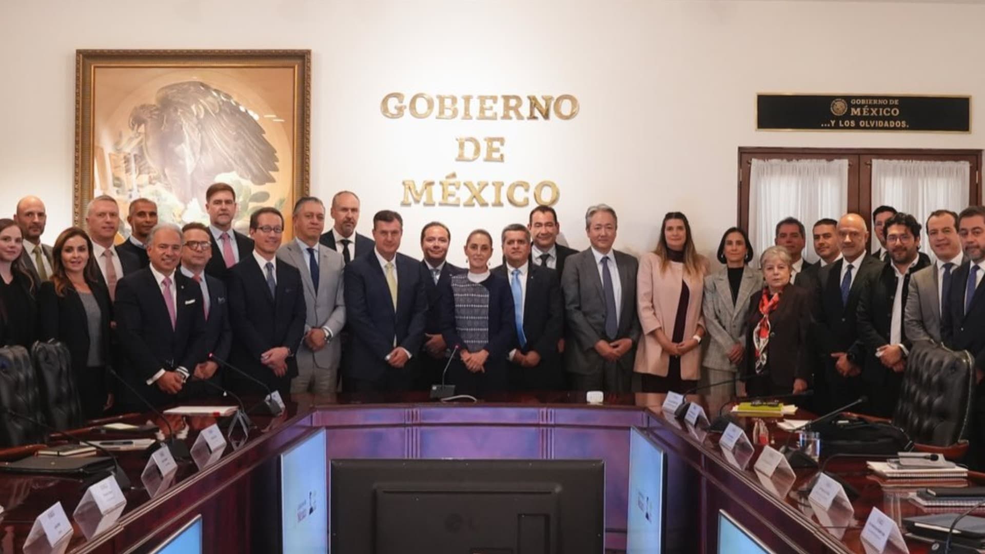 Claudia Sheinbaum Se Reúne en Palacio Nacional con Líderes de la Industria Automotriz en México