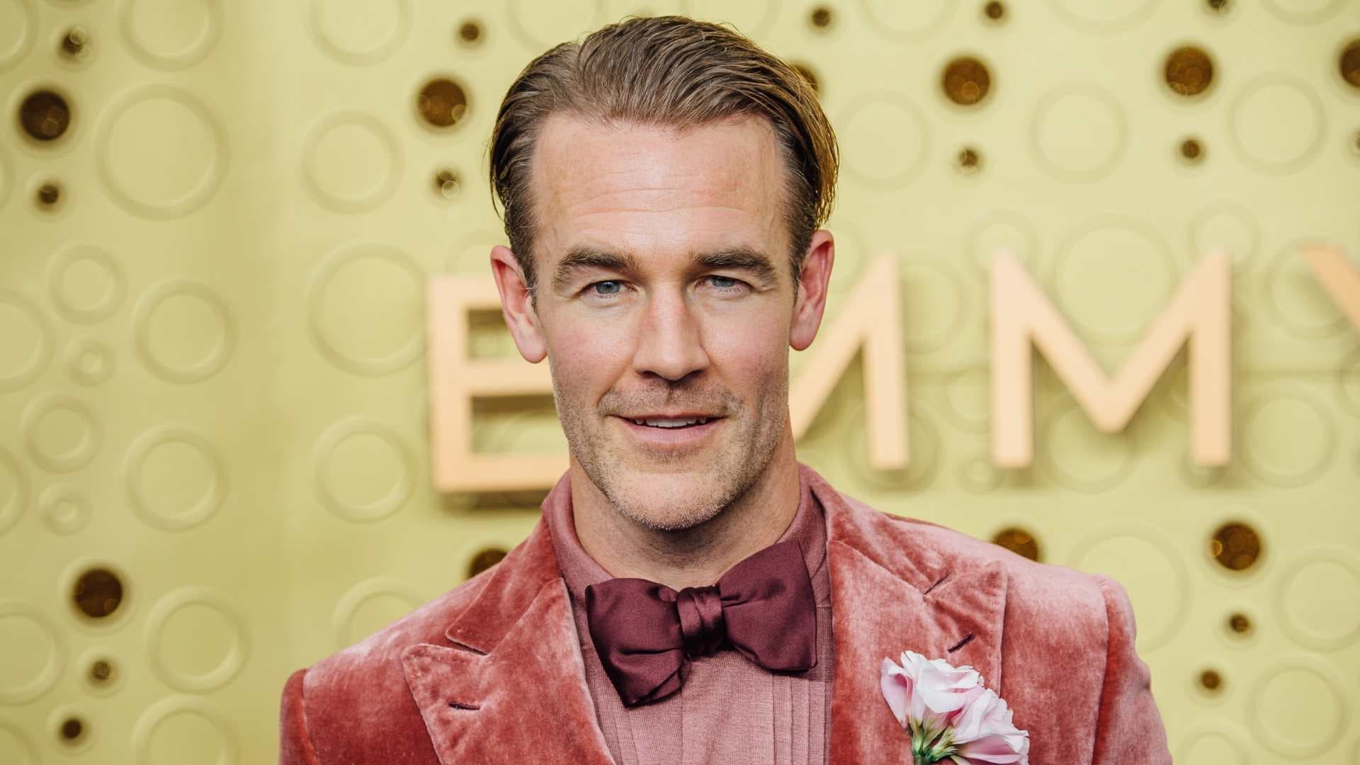 Piden Ayuda para James Van Der Beek: Amigos Recaudan Fondos para Apoyar a Esposa e Hijos