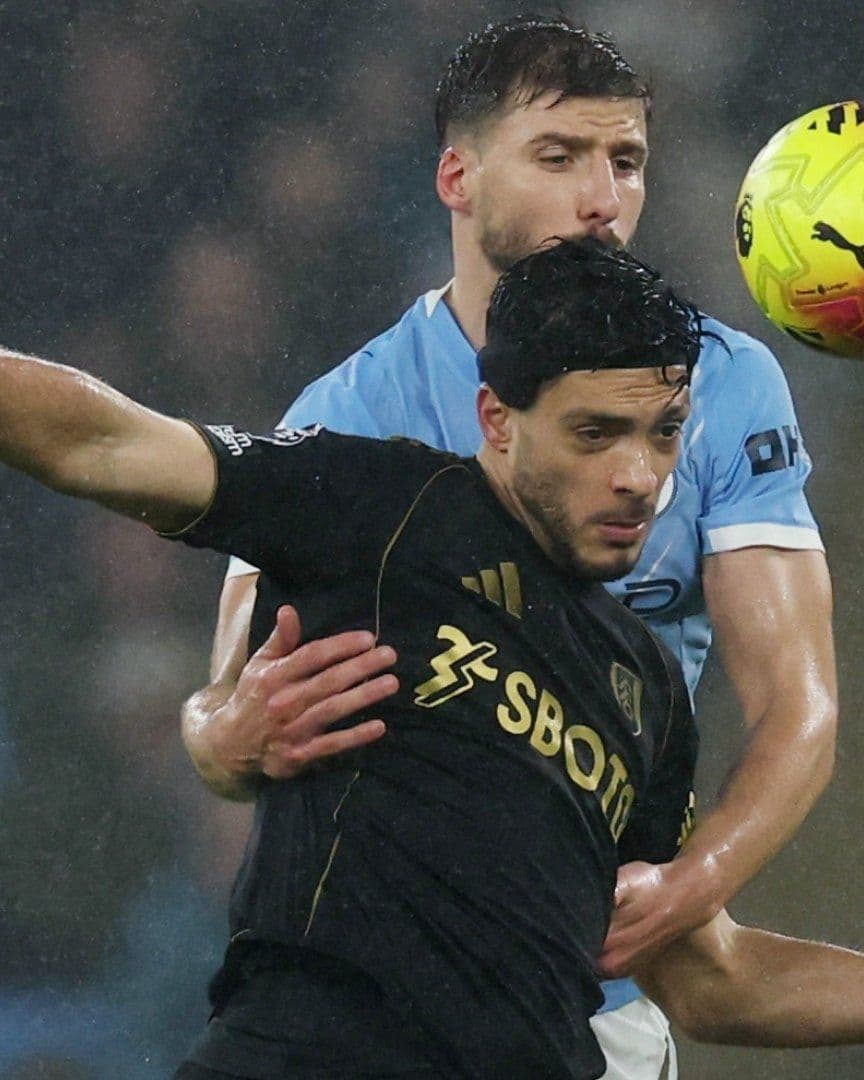 Raúl Jiménez batalló mucho con la marca pegajosa de los defensas del Manchester City, en el Etihad Stadium.