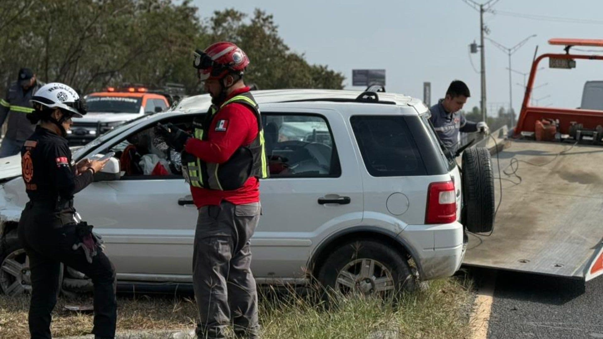 Vuelca Camioneta Sobre Camellón de la Carretera Nacional en Santiago, Nuevo León; Hay Dos Herido