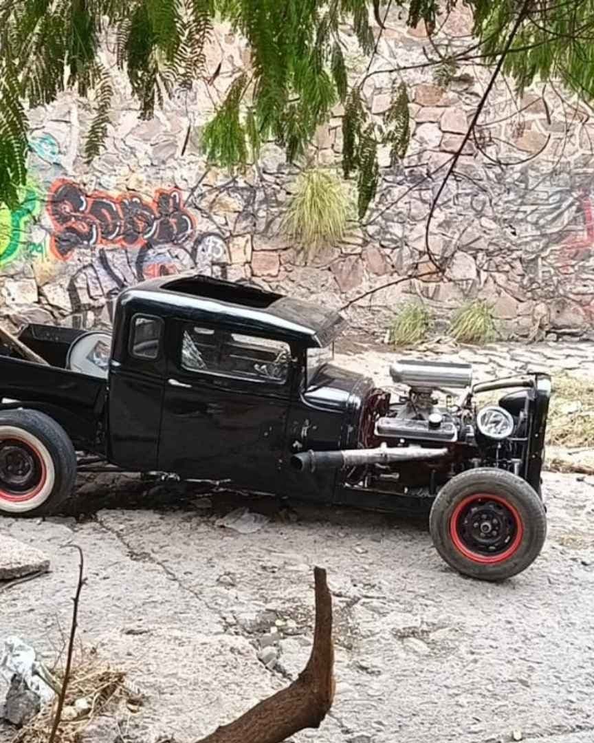 Vehículo Antiguo de Colección en el Canal de la Colonia Industrial de Chihuahua