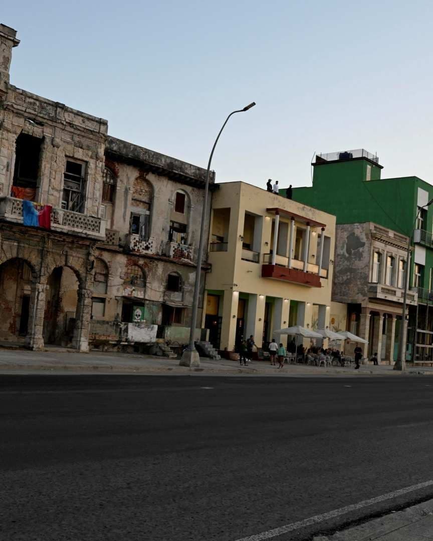 Turista toma fotografías en el Malecón, mientras EUA impide que los envíos de petróleo lleguen a la isla, en Cuba. Foto: Reuters