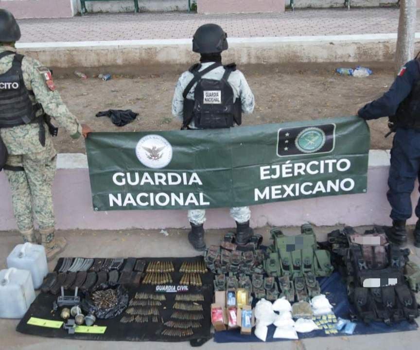 Autoridades muestran el arsenal decomisado.