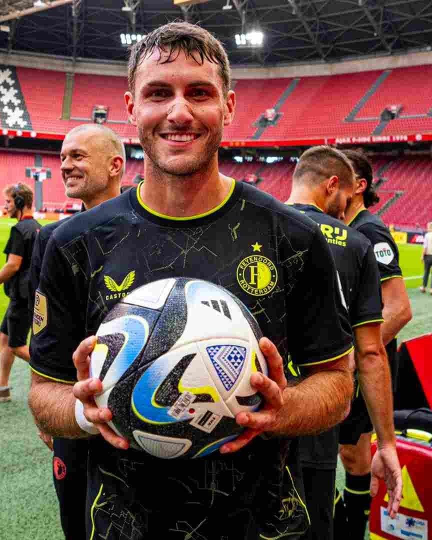 Santiago Giménez marcó su tercer gol este miércoles al Ajax