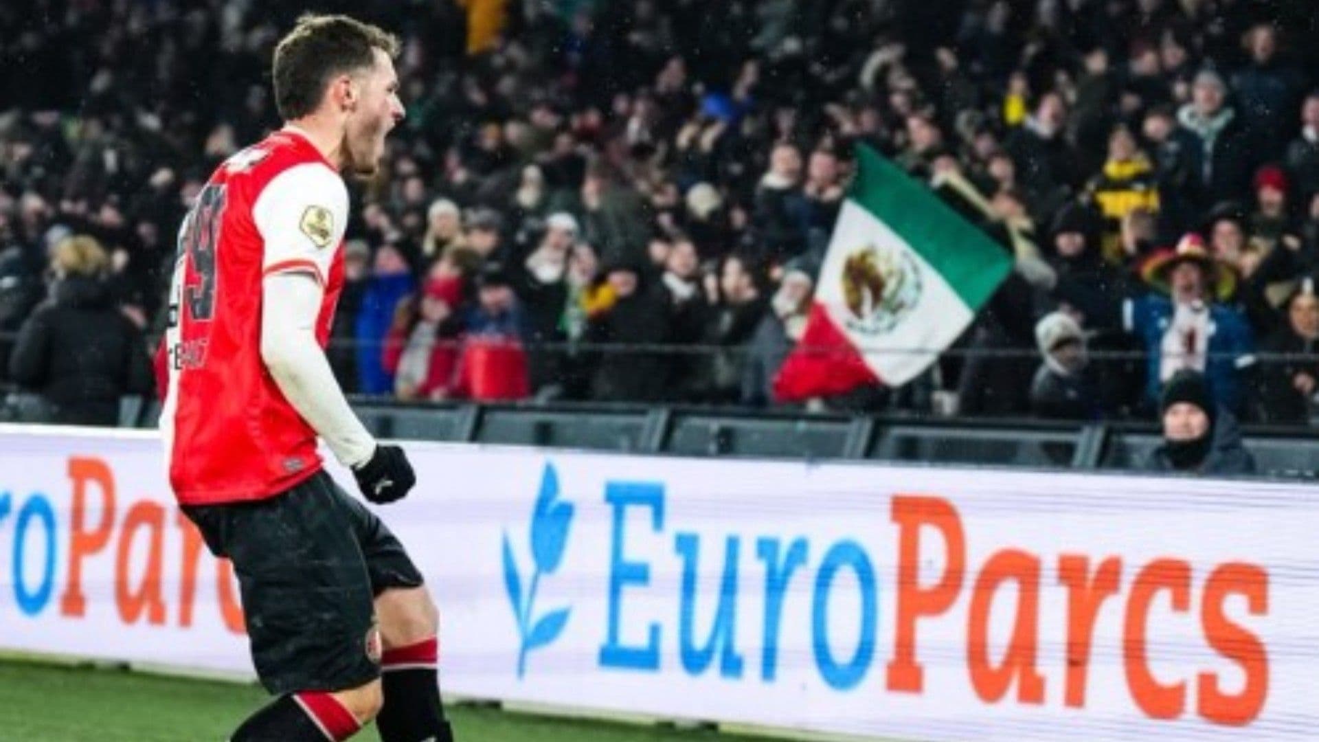 Santi Giménez Supera a Luis Suárez y ya es Goleador Histórico de la Eredivisie