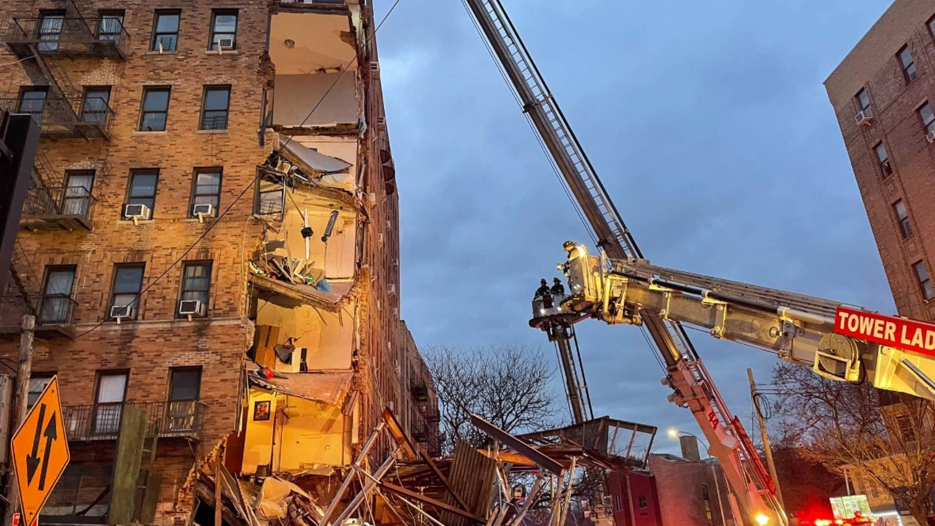 Familias Buscan Personas Atrapadas en Edificio Colapsado en el Bronx