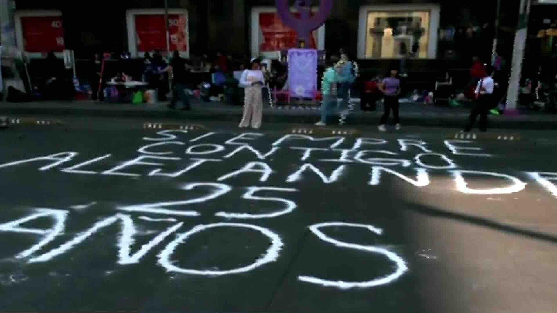 Feministas Bloquearon Avenida Juárez en CDMX por 25 Años del Feminicidio de Alejandra