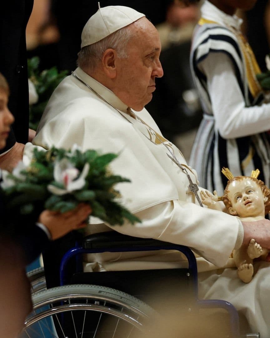 La tradicional misa del gallo se celebró como en los años anteriores a las 19:30 hora local y Francisco debido a sus problemas de rodilla permaneció sentado a un lado del altar