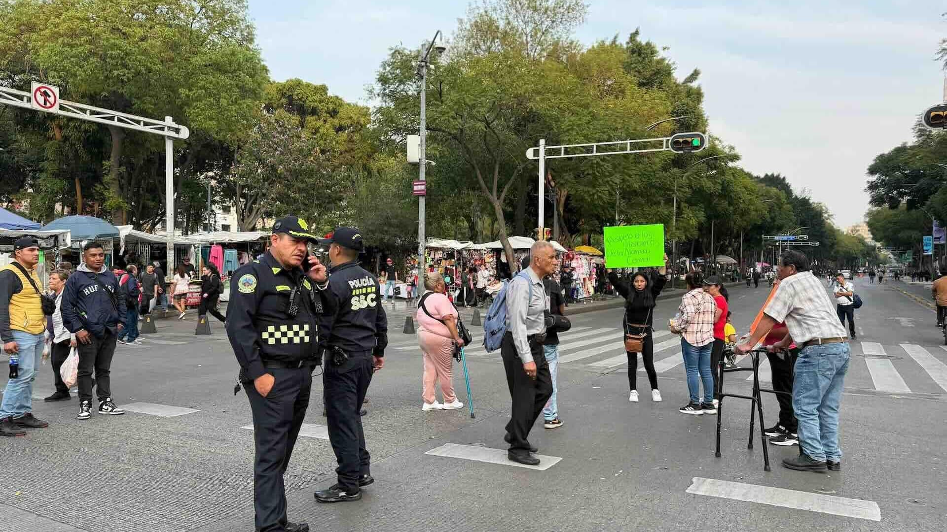 Comerciantes Bloquean Avenida Juárez y Balderas para Exigir Espacios en la Alameda Central