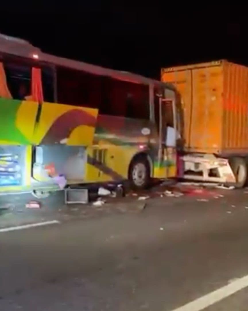 Accidente entre autobús de turismo y tráiler en Cosamaloapan