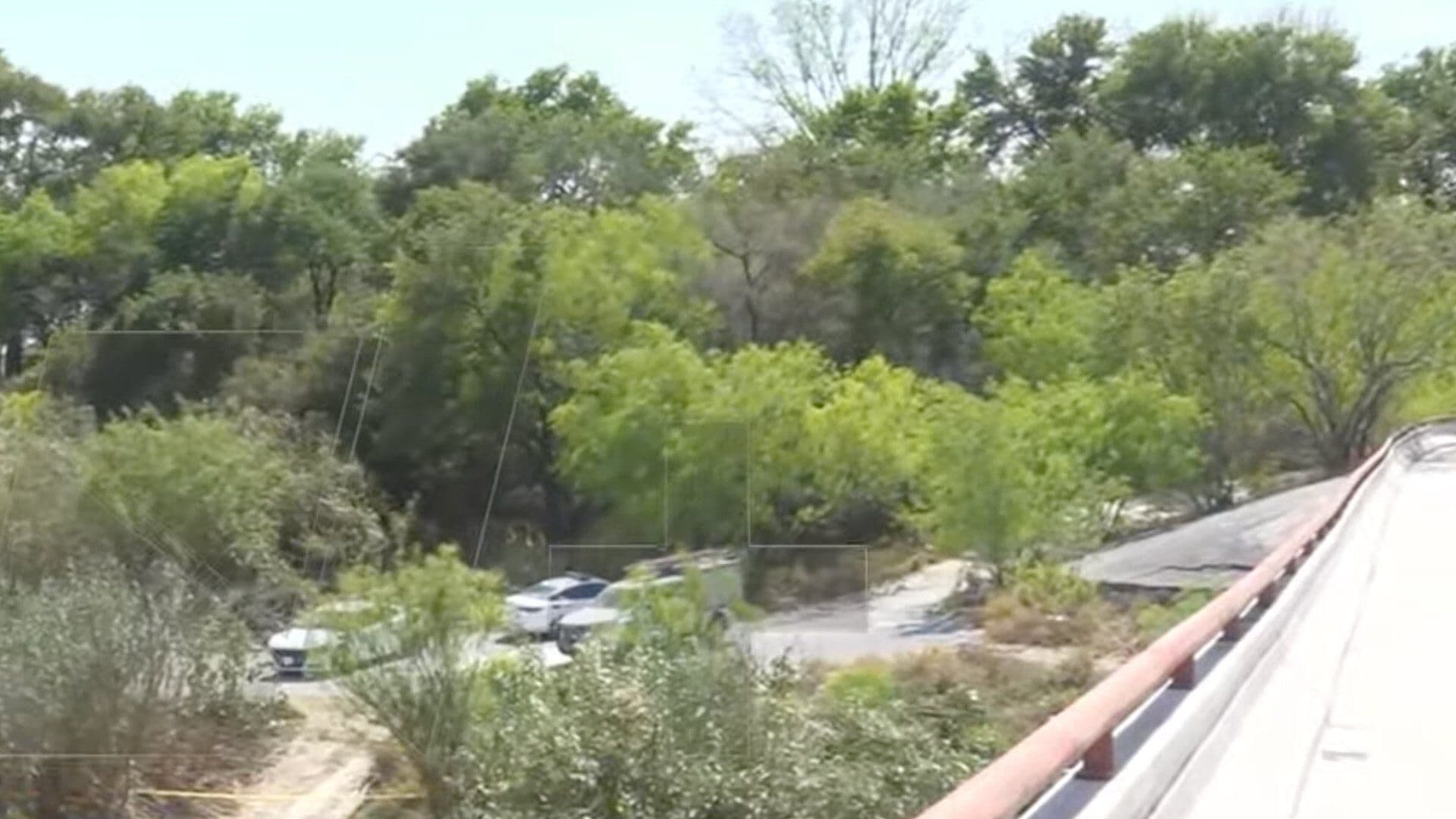 Hallan Hombre Sin Vida Bajo un Puente en el Río Pesquería