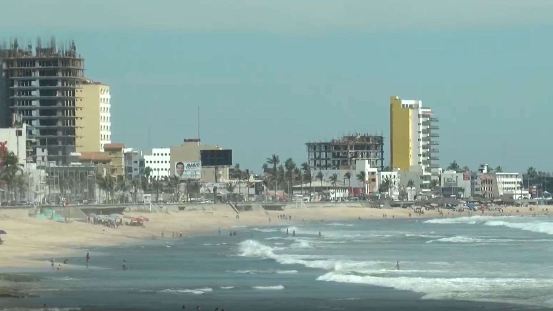 16 Personas son Auxiliadas en Playas de Mazatlán por Mar de Fondo