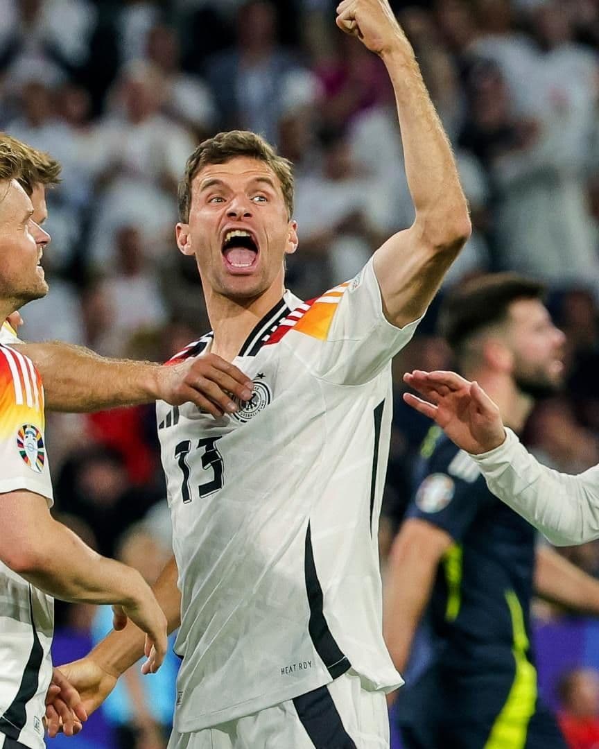 Tras su arrolladora presentación, Alemania ilusiona a sus aficionados con conquistar la Euro. Foto AP