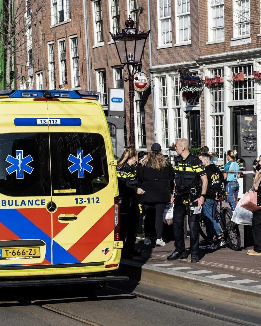 Servicios de emergencia atienden a las víctimas del apuñalamiento en Ámsterdam