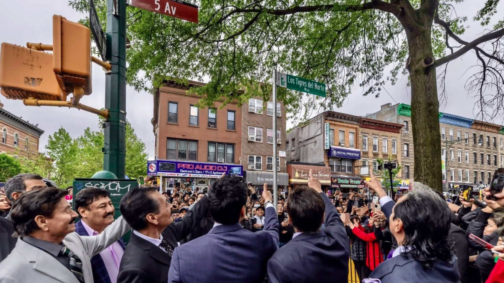 ¡De México para el Mundo! Tigres del Norte Tienen su Propia Calle en Brooklyn, Nueva York